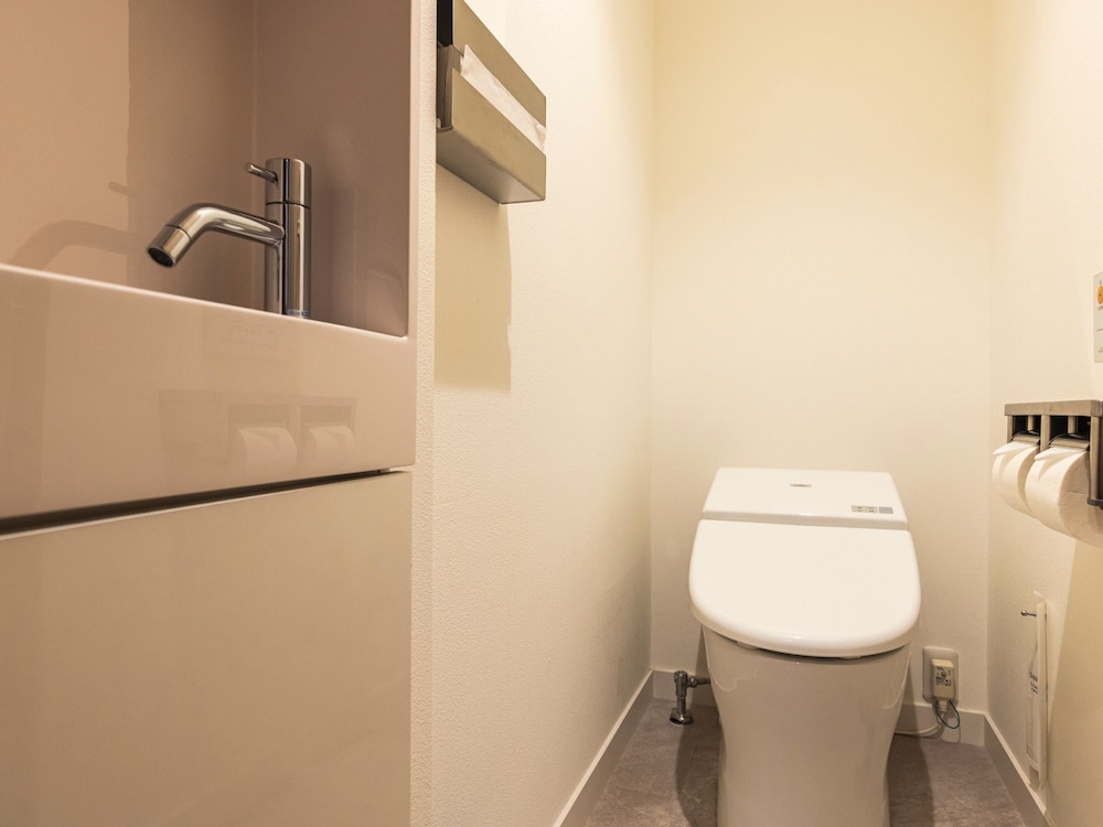 ツインルーム 禁煙 バスルーム1 | WeBase 鎌倉