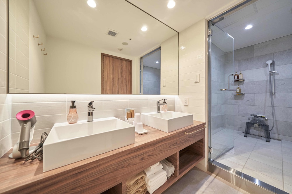 プレミアム ツインルーム 禁煙 バスルーム1 | WeBase 鎌倉