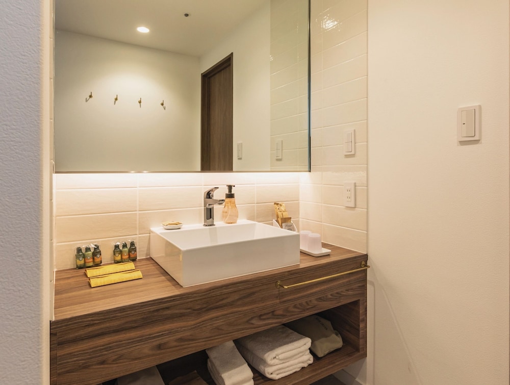 デラックスツインルームA 禁煙 バスルーム3 | WeBase 鎌倉