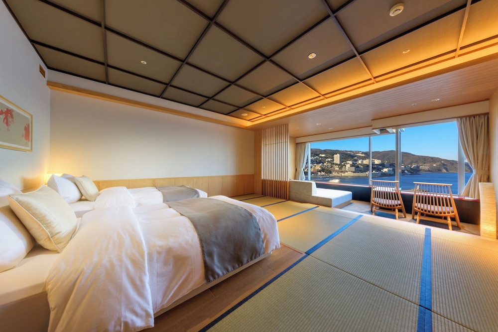 エクセレンシィルーム(和洋室) ベッド2台 + 布団2組 客室2 | 熱海後楽園ホテル
