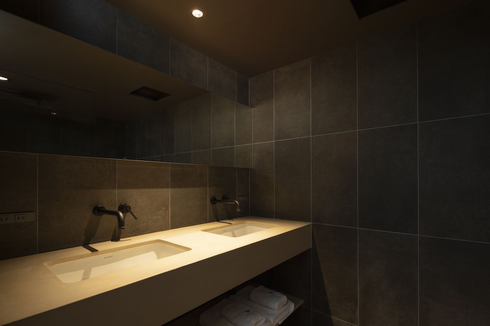 ダブルルーム バスルーム1 | 鴨半