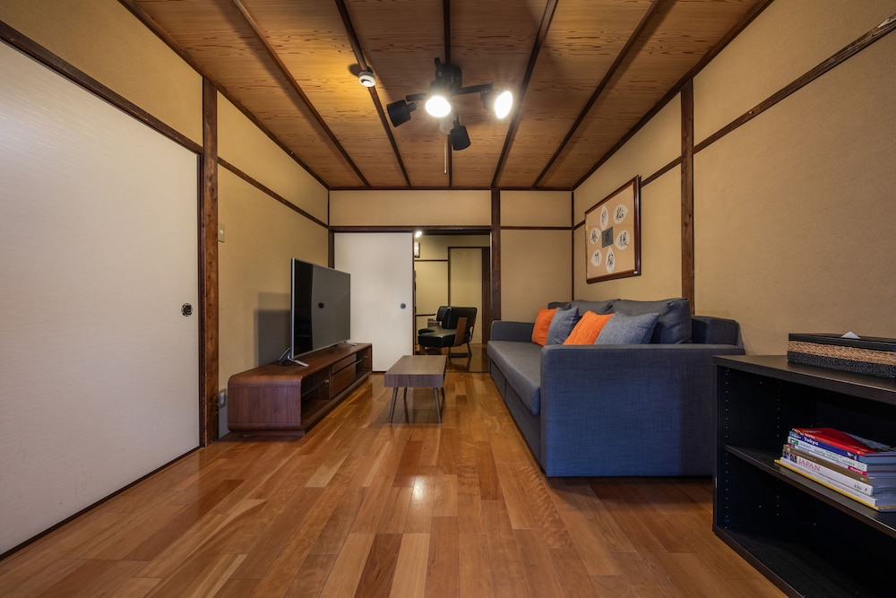 一棟貸し (Aki House) リビング エリア2 | Shiki Homes 秋