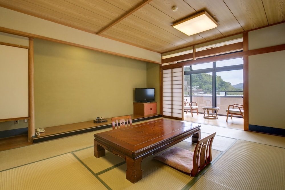 和室１０畳　喫煙可 客室1 | フォレストリゾート ゆがわら 水の香里