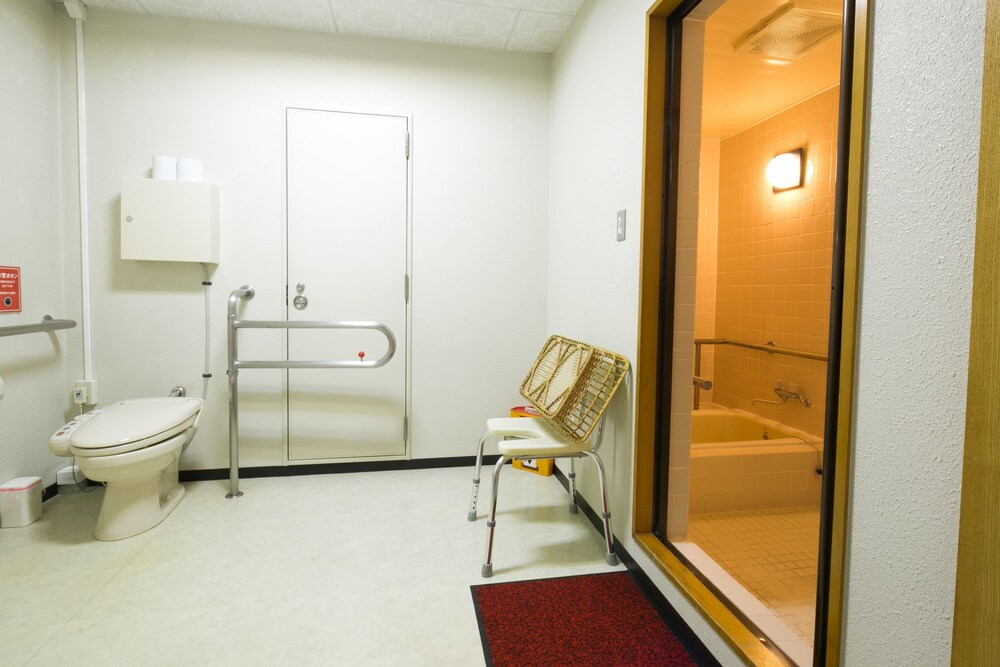 バリアフリー対応洋室ツイン　喫煙可 バスルーム0 | フォレストリゾート ゆがわら 水の香里