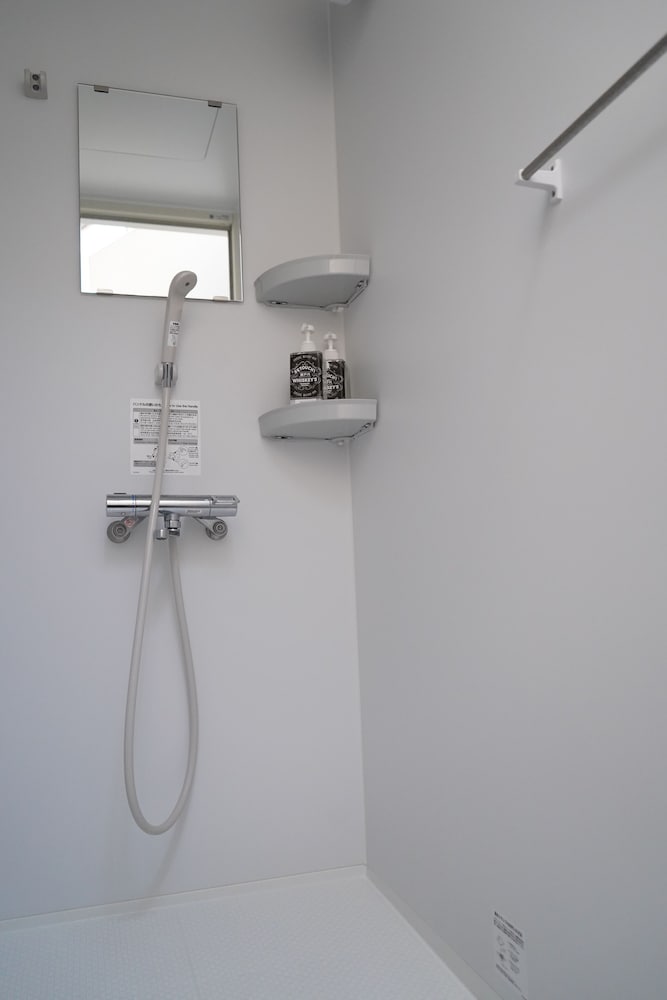 トラディショナル ツインルーム 2 ベッドルーム 1 階 バスルームのシャワー0 | Traditional Apartment 高松ゲストハウス