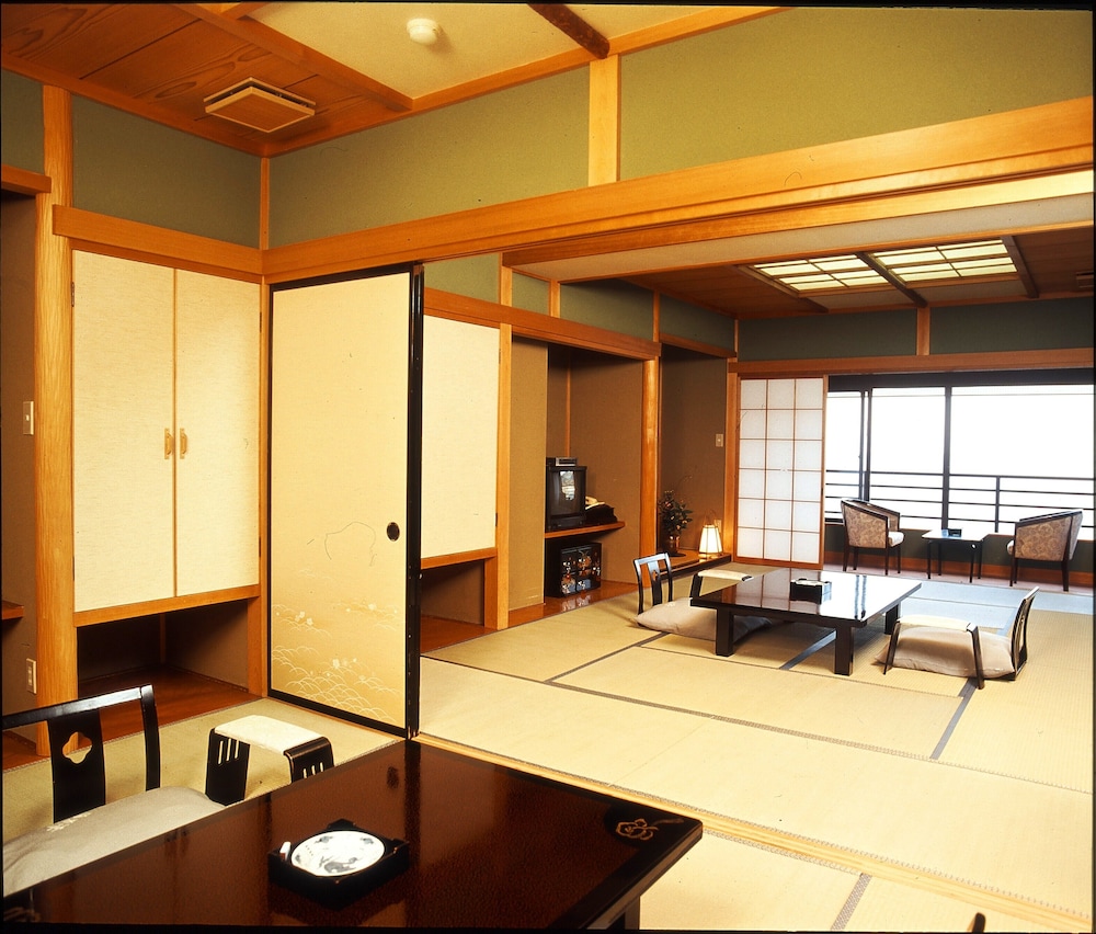 駿河湾側・露天風呂付/贅の二間和室Bタイプ 客室1 | 感動の海景色 新海花亭いずみ