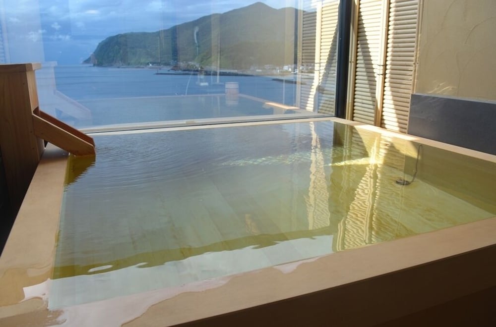 駿河湾側・露天風呂付/贅の二間和室Bタイプ バスルーム1 | 感動の海景色 新海花亭いずみ