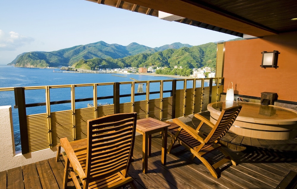 駿河湾側・露天風呂付/贅の和洋室 バスルーム1 | 感動の海景色 新海花亭いずみ