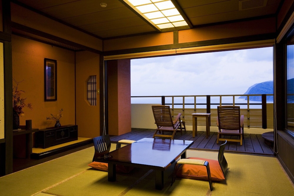 駿河湾側・露天風呂付/贅の和洋室 客室4 | 感動の海景色 新海花亭いずみ