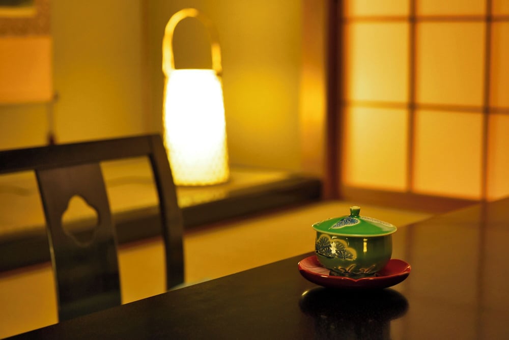 駿河湾側・標準和室 客室2 | 感動の海景色 新海花亭いずみ