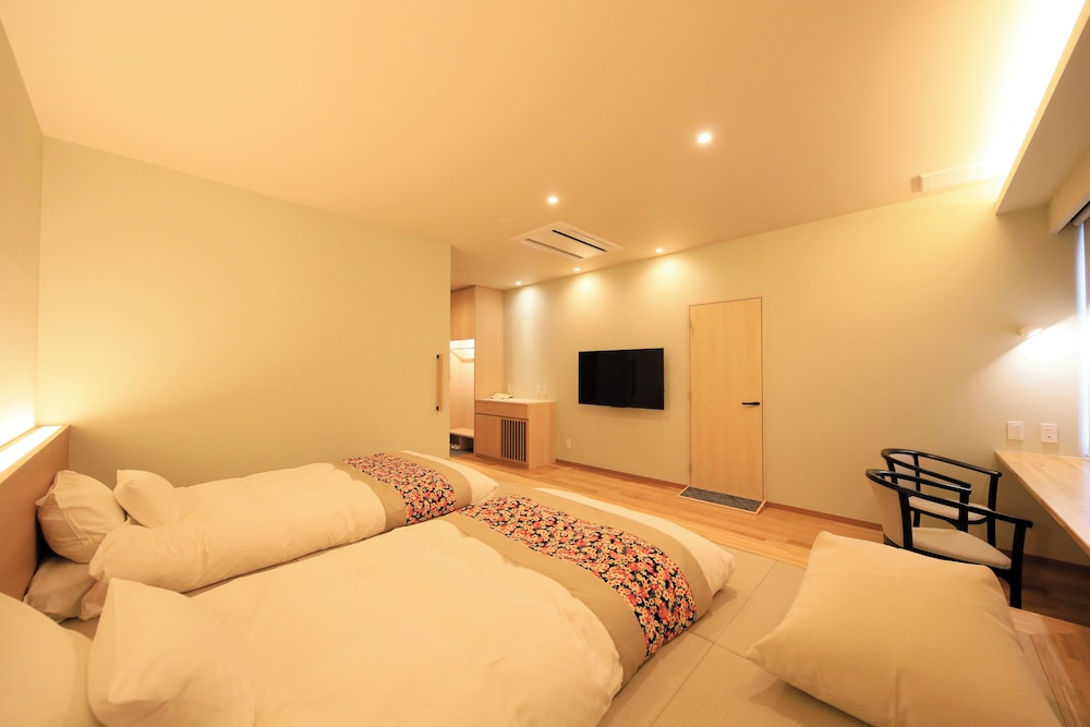 西館モダン和室23.9㎡+シアタールーム6.4㎡ [禁煙] | 松伯亭 あづま荘