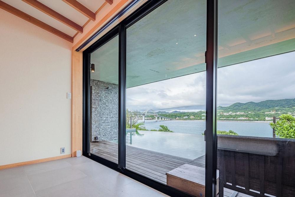 瀬底山水　プール付きヴィラ リビング エリア0 | 瀬底山水