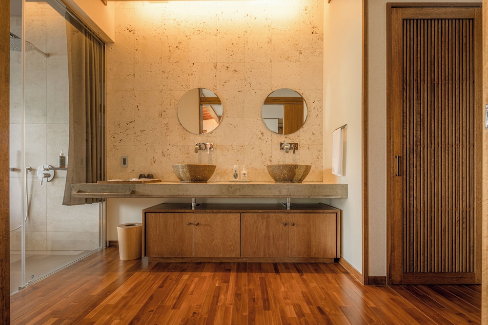 瀬底山水　プール付きヴィラ バスルーム1 | 瀬底山水