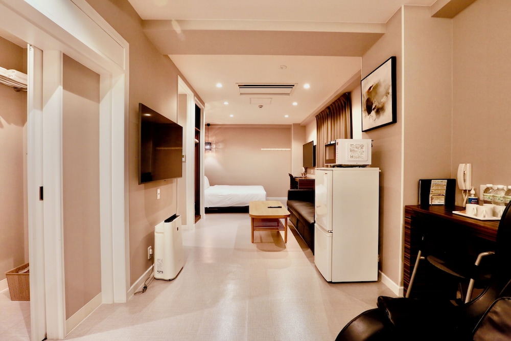 88 ファミリールーム 1 (本館) 禁煙 リビング エリア1 | ホテル 88 心斎橋