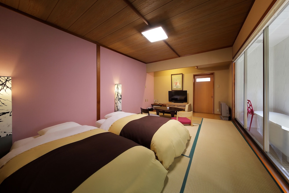 [初音] 源泉かけ流し半露天桧風呂付和洋室 禁煙 | やまゆりの宿