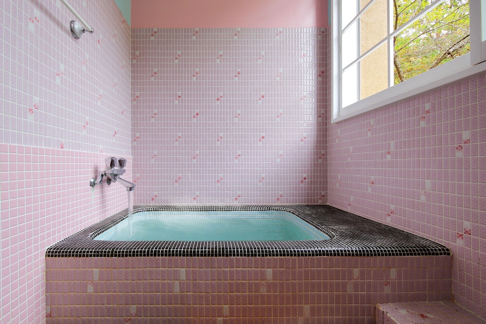 [牡丹] 和室8畳 (バス付･禁煙室) バスルーム1 | やまゆりの宿