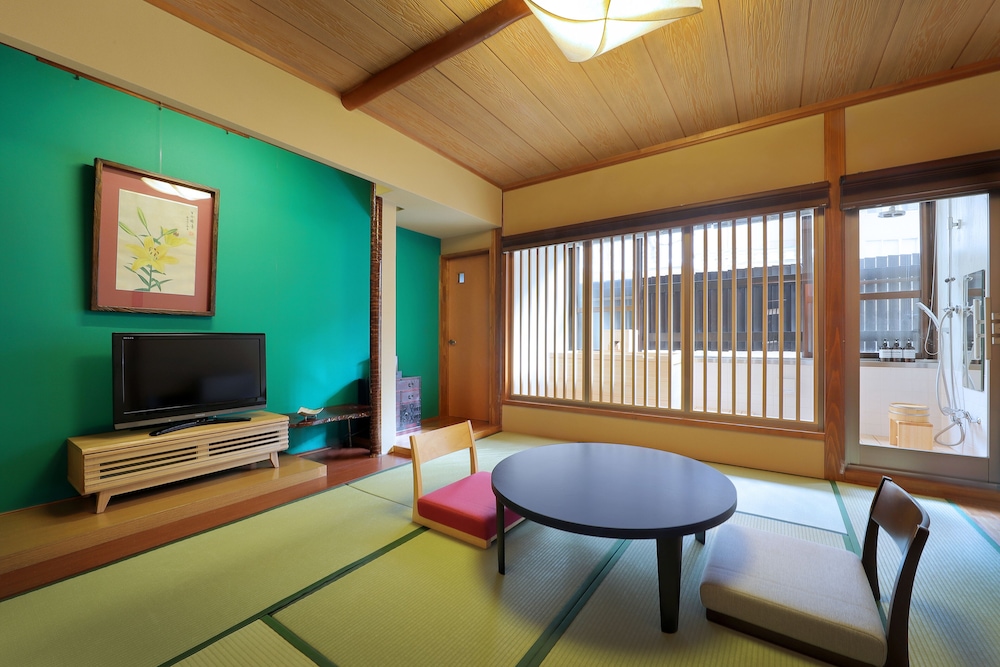 [若葉･松風] 源泉かけ流し半露天桧風呂付モダン和室 禁煙 部屋からの景観0 | やまゆりの宿