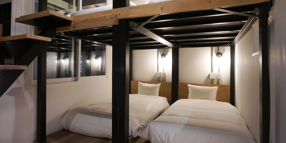 デラックス 4 人部屋 禁煙 客室1 | HOTEL THE CUBE 那覇国際通り