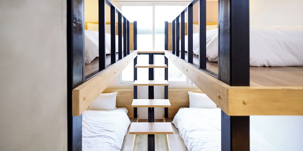 デラックス 4 人部屋 禁煙 客室2 | HOTEL THE CUBE 那覇国際通り