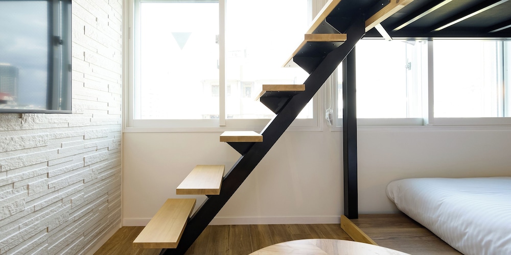 デラックス 4 人部屋 禁煙 客室3 | HOTEL THE CUBE 那覇国際通り