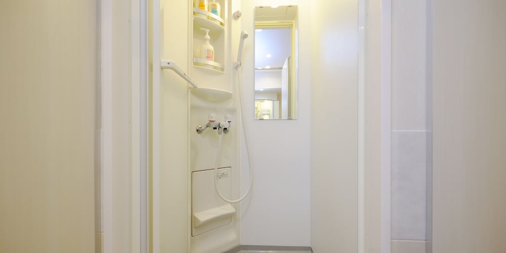 2段ベッドルーム【シングル】 （禁煙） 共用バスルーム0 | HOTEL THE CUBE 那覇国際通り