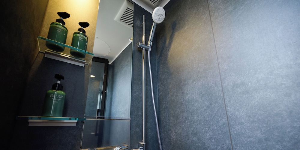 デラックス 4 人部屋 禁煙 バスルーム0 | HOTEL THE CUBE 那覇国際通り