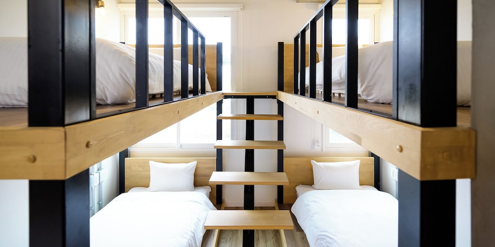 デラックス 4 人部屋 禁煙 客室3 | HOTEL THE CUBE 那覇国際通り