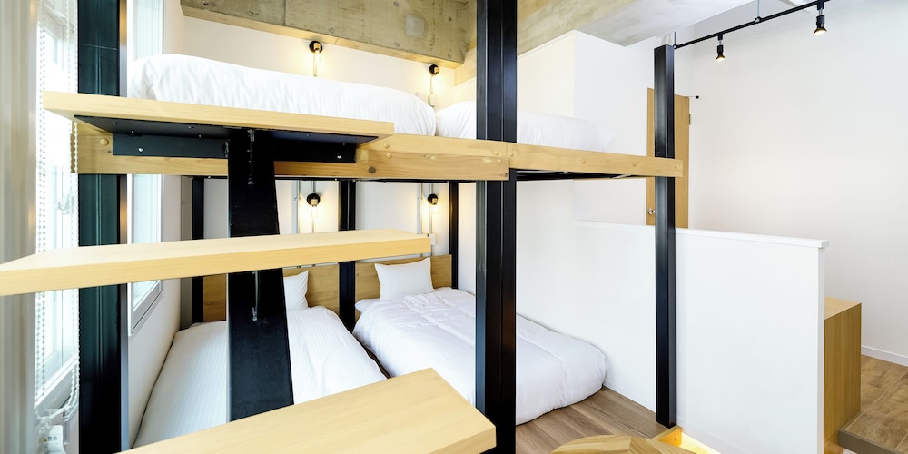 デラックス 4 人部屋 禁煙 客室5 | HOTEL THE CUBE 那覇国際通り