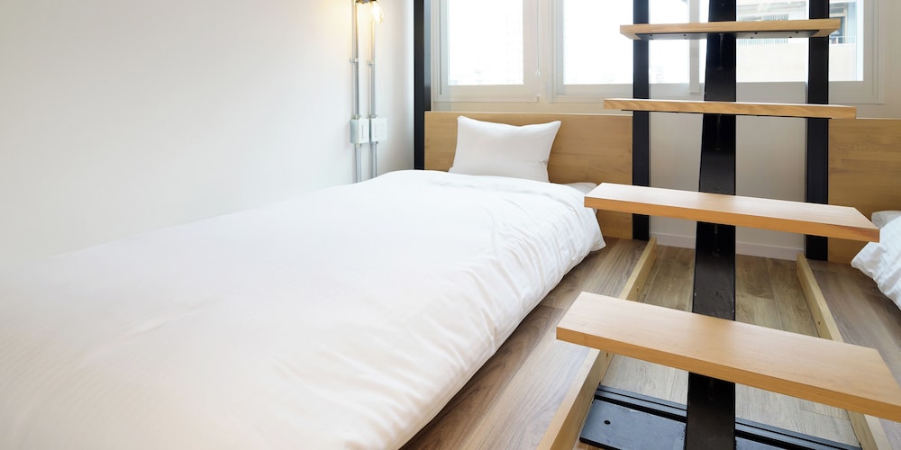 デラックス 4 人部屋 禁煙 客室3 | HOTEL THE CUBE 那覇国際通り