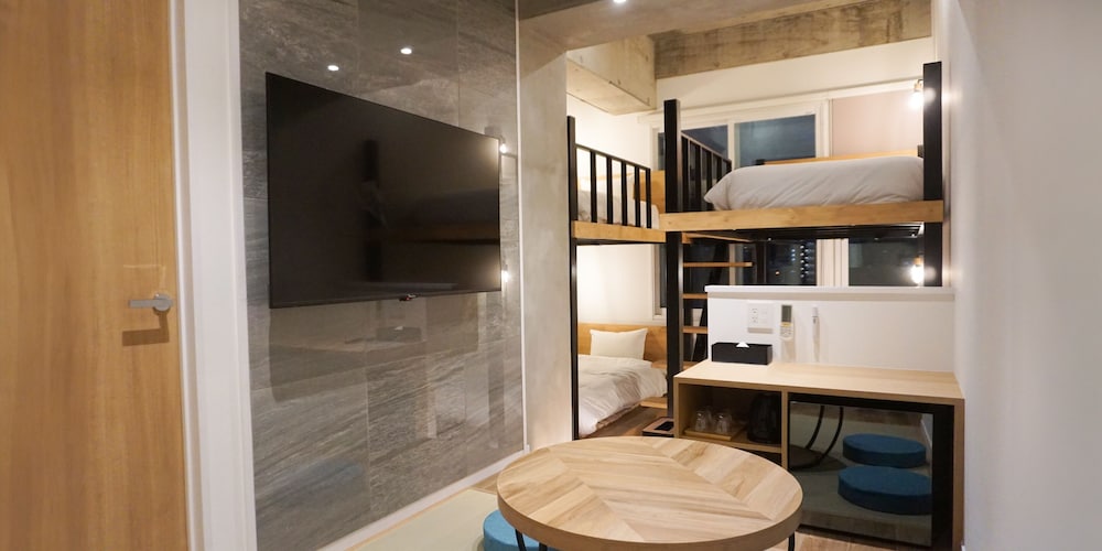 デラックス 4 人部屋 禁煙 客室1 | HOTEL THE CUBE 那覇国際通り