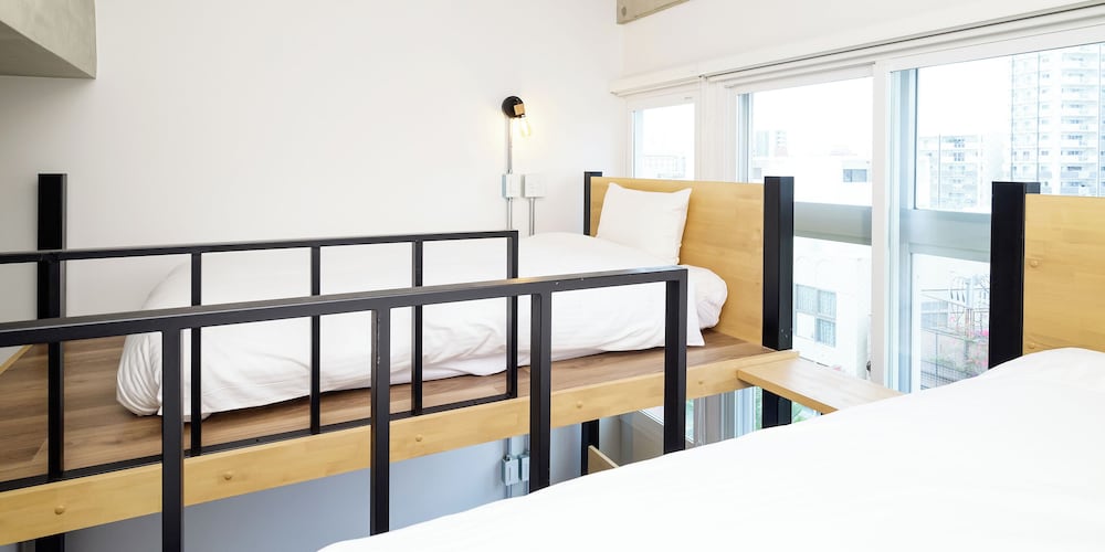 デラックス 4 人部屋 禁煙 客室5 | HOTEL THE CUBE 那覇国際通り