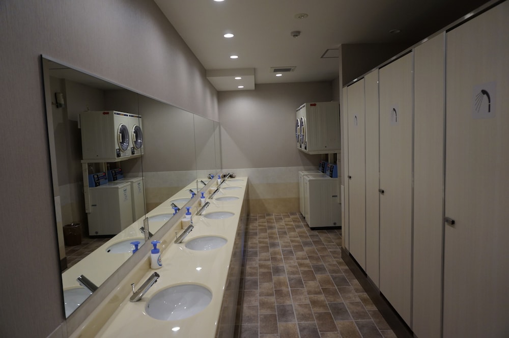 ダブルルーム 禁煙 バスルームのシャワー0 | HOTEL THE CUBE 那覇国際通り