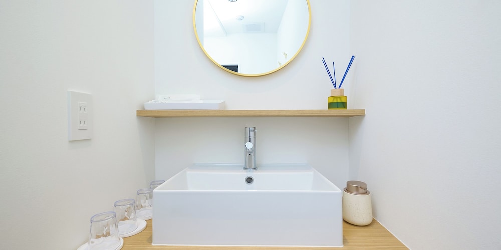 デラックス 4 人部屋 禁煙 バスルーム1 | HOTEL THE CUBE 那覇国際通り