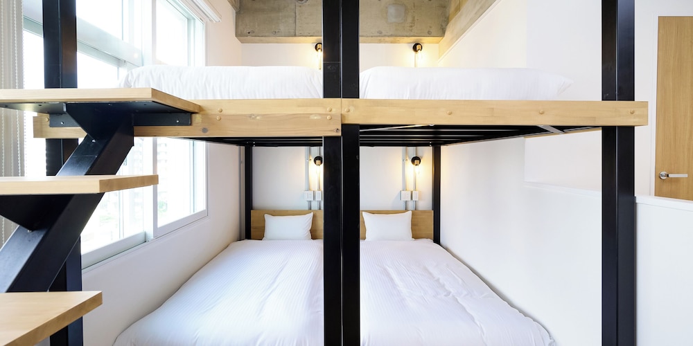 デラックス 4 人部屋 禁煙 客室2 | HOTEL THE CUBE 那覇国際通り