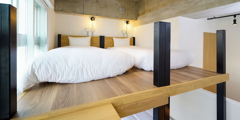 デラックス 4 人部屋 禁煙 客室4 | HOTEL THE CUBE 那覇国際通り