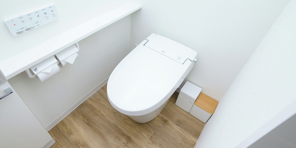 デラックス 4 人部屋 禁煙 バスルーム2 | HOTEL THE CUBE 那覇国際通り