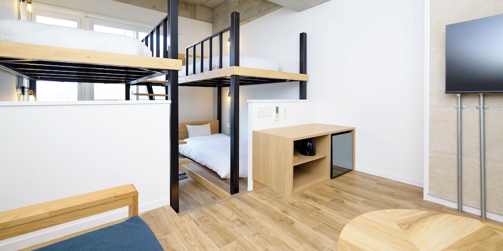 デラックス 4 人部屋 禁煙 客室6 | HOTEL THE CUBE 那覇国際通り