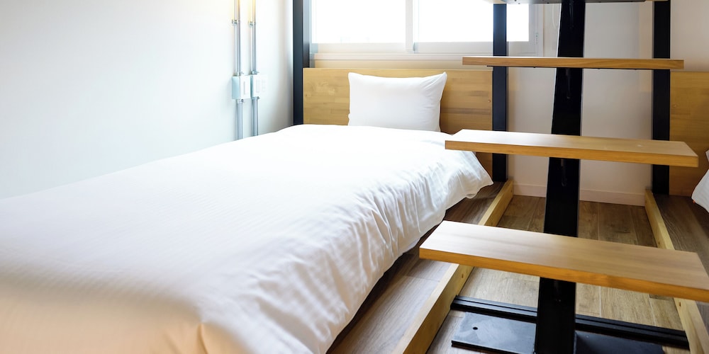 デラックス 4 人部屋 禁煙 客室4 | HOTEL THE CUBE 那覇国際通り