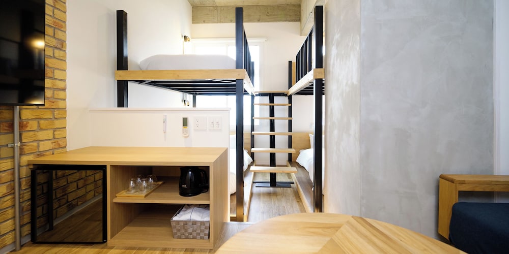 デラックス 4 人部屋 禁煙 客室2 | HOTEL THE CUBE 那覇国際通り