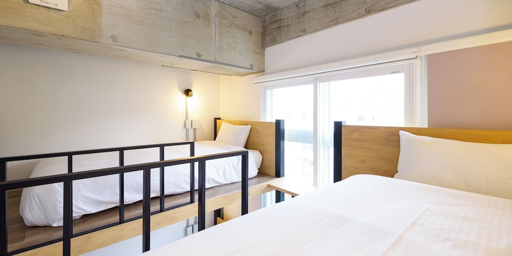 デラックス 4 人部屋 禁煙 客室5 | HOTEL THE CUBE 那覇国際通り