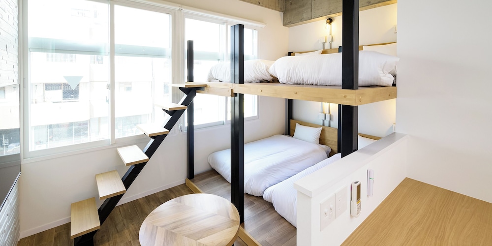 デラックス 4 人部屋 禁煙 | HOTEL THE CUBE 那覇国際通り