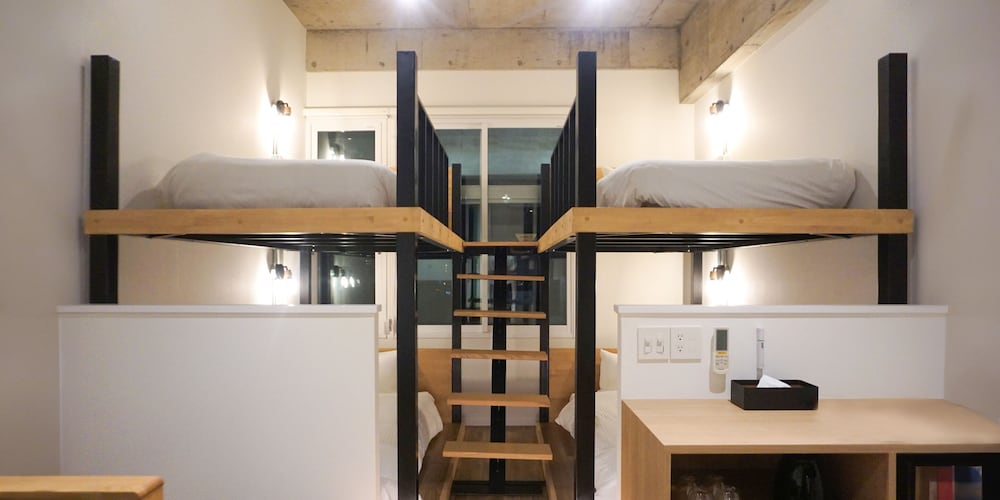 デラックス 4 人部屋 禁煙 客室1 | HOTEL THE CUBE 那覇国際通り