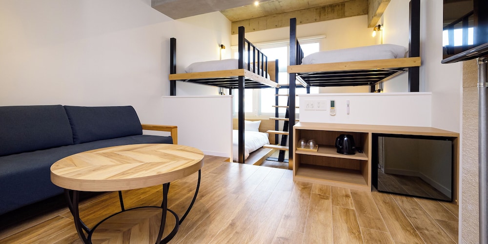 デラックス 4 人部屋 禁煙 | HOTEL THE CUBE 那覇国際通り