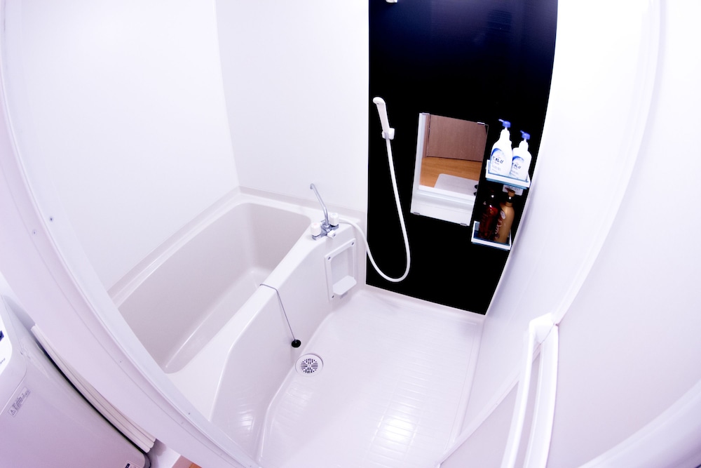 1棟貸し バスルーム1 | Moco Hostel