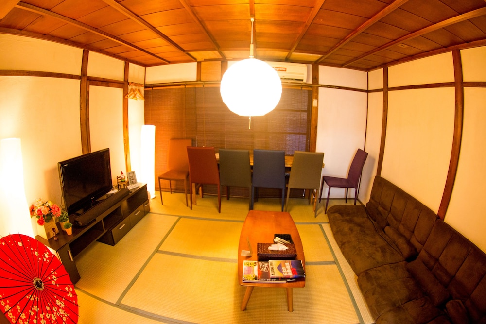 1棟貸し リビング エリア0 | Moco Hostel