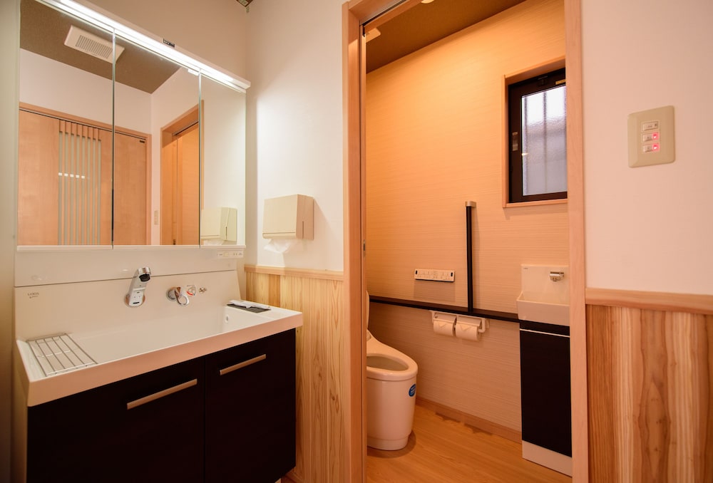 温泉岩風呂付き離れ: 6畳＋4.5畳和洋室 [ひまわり・鈴蘭] 禁煙 バスルーム2 | 古都の花心