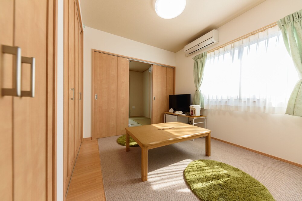 温泉岩風呂付き離れ: 6畳＋4.5畳和洋室 [ひまわり・鈴蘭] 禁煙 リビング エリア0 | 古都の花心