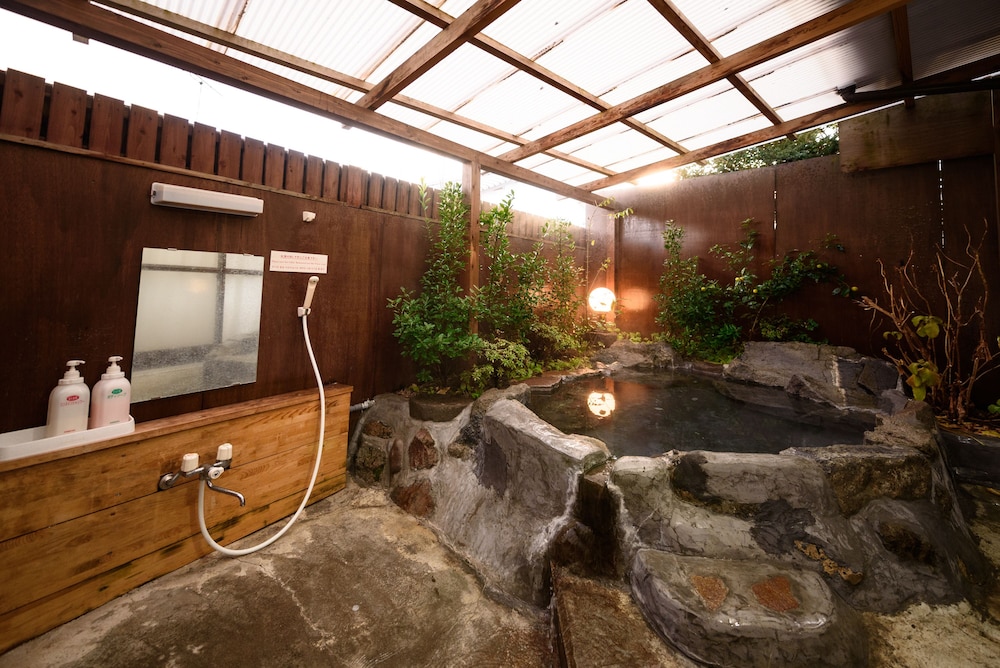 温泉岩風呂付き建て離れ: 和室二間以上 [さくら荘] 禁煙 バスルーム0 | 古都の花心