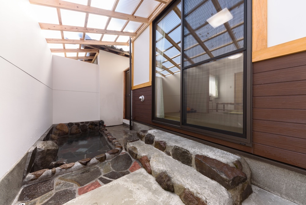 温泉岩風呂付き離れ: 6畳＋4.5畳和洋室 [ひまわり・鈴蘭] 禁煙 テラス / パティオ0 | 古都の花心