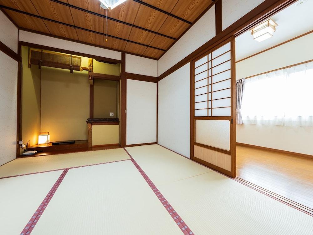 温泉岩風呂付き離れ: 和室二間以上[さくら荘]国産和牛陶板焼き (部屋食) 禁煙 客室3 | 古都の花心